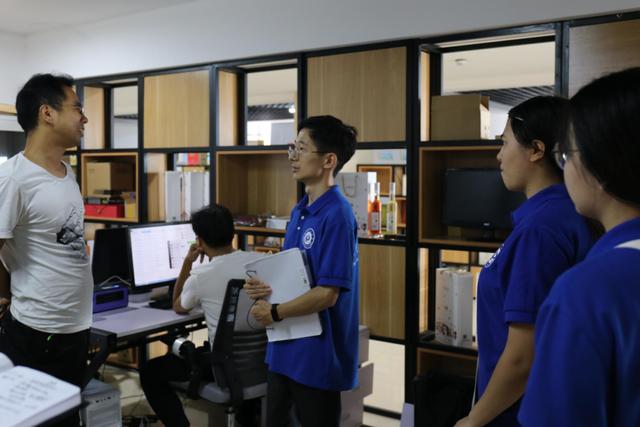 河南理工大学暑期社会实践团队参观学习淅川县电子商务产业园